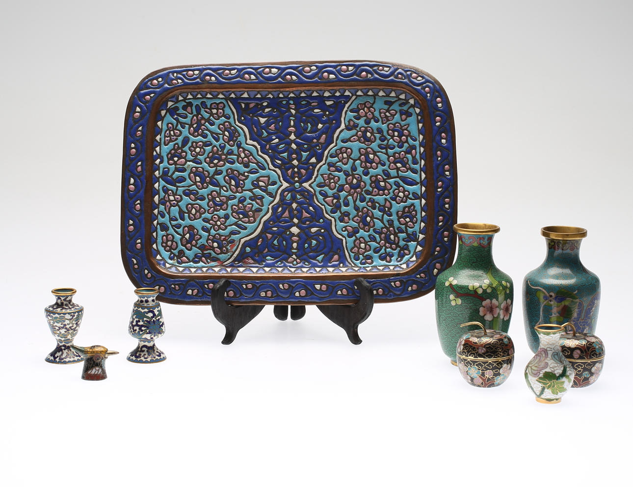 ASIATISKA FÖREMÅL, 9 st, cloisonné och emalj, Kina, 1900-tal.