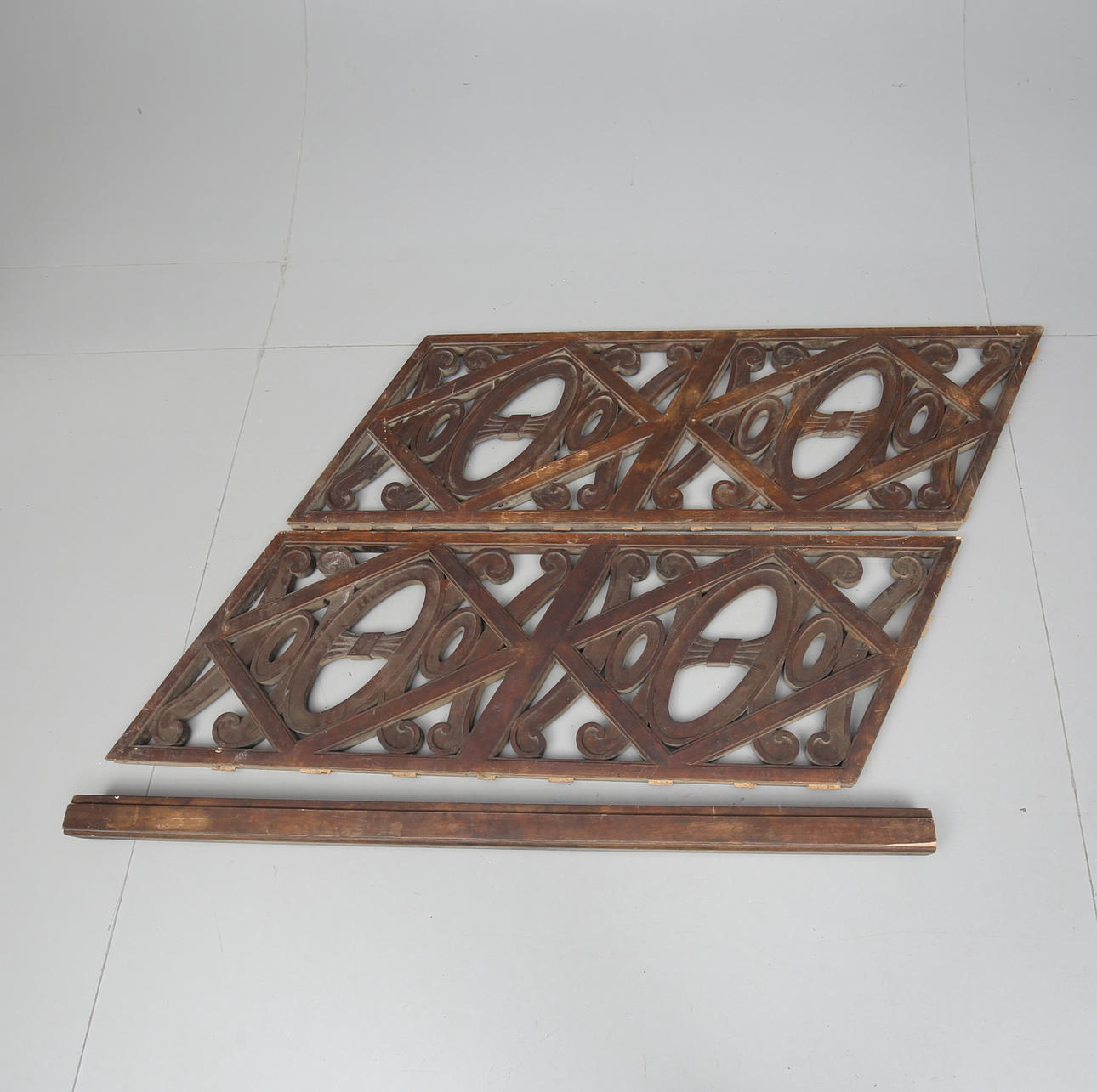 DEKORELEMENT / TRAPPRÄCKE, 3 delar, 1900-talets början.