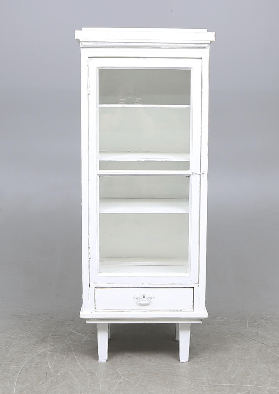 VITRINSKÅP, vitmålat, 1900-tal.