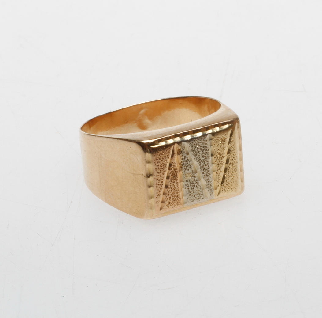 KLACKRING, 18k guld, vikt ca 4,5 gr.