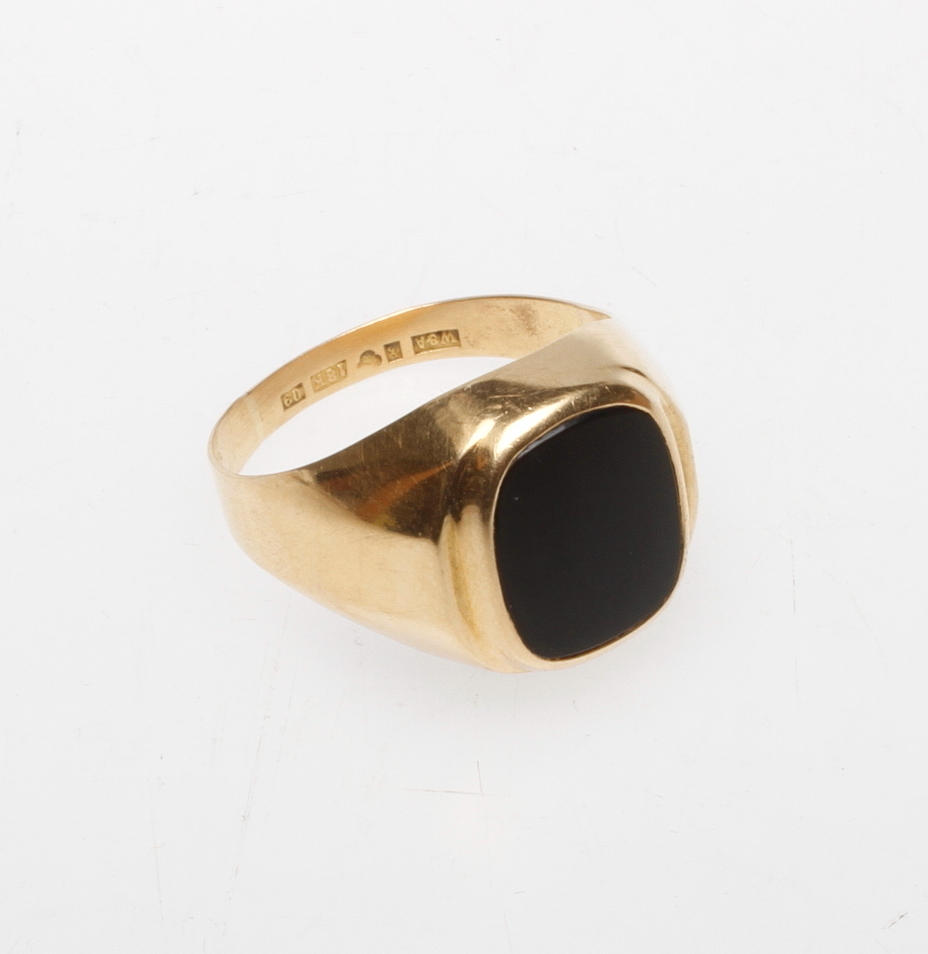 KLACKRING MED SVART STEN, 18k guld, vikt ca 6,5 gr.