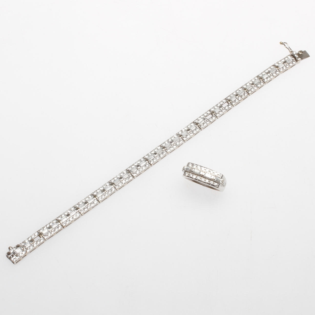 ARMBAND SAMT RING MED STENAR, 14k vitguld, vikt ca 26 gr.
