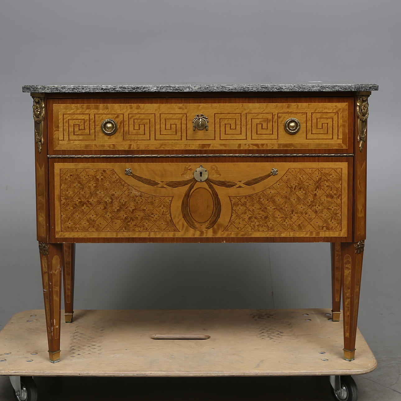 BYRÅ, rokokostil, så kallad Hauptbyrå, 1900-tal.