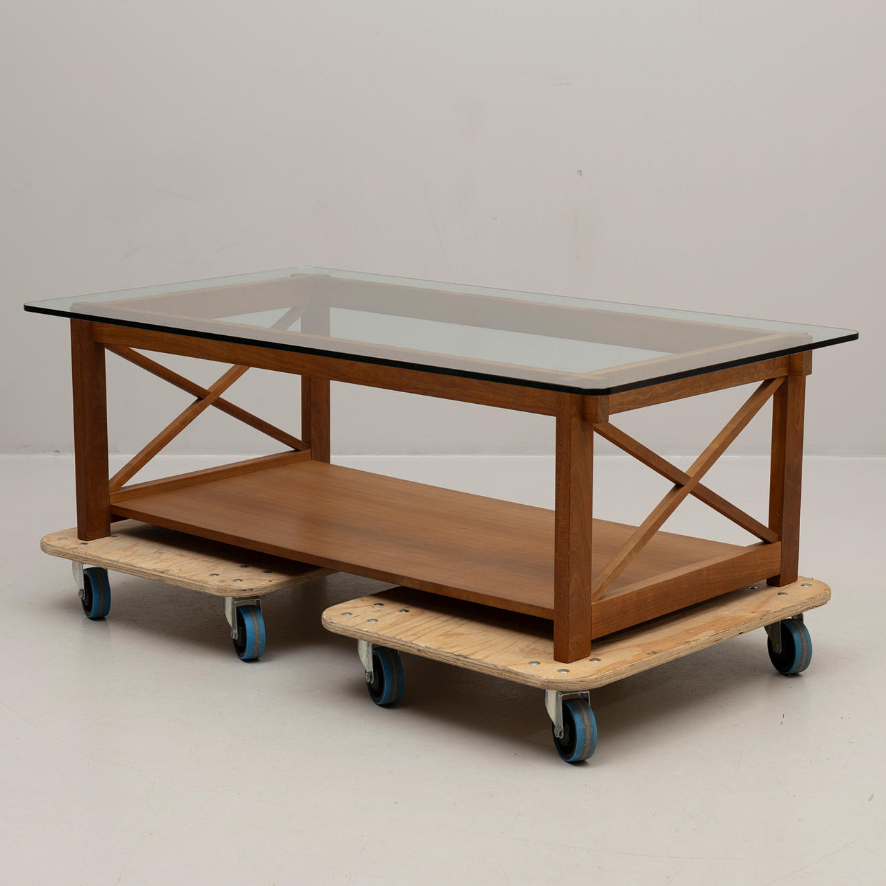 Ein Kaffeetisch, Kirsche und Glas, 1990/2000.