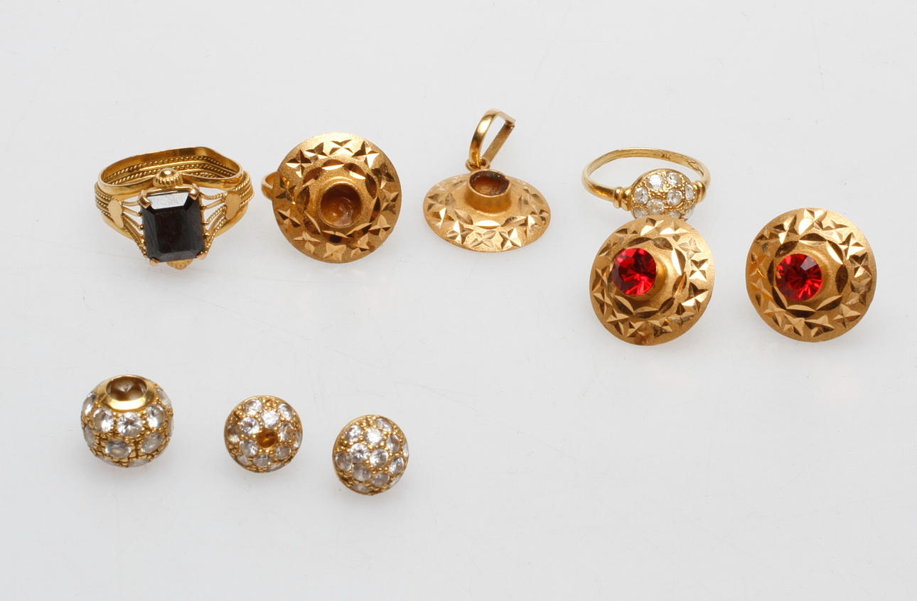 GULDSMYCKEN, 21k guld, total vikt ca 24,3 gr.