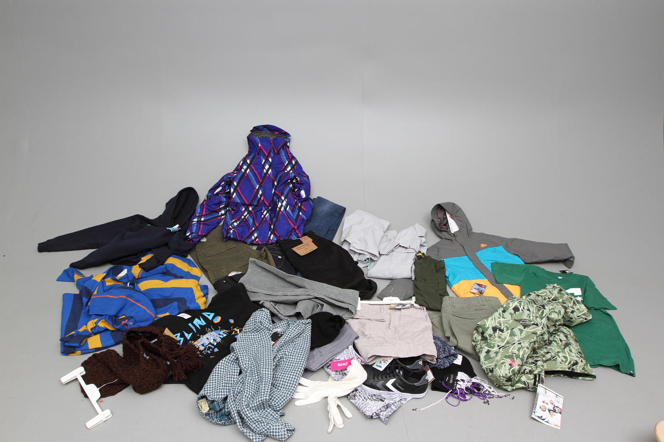 NYA KLÄDER, ca 32 del del, konkursen efter first aid.