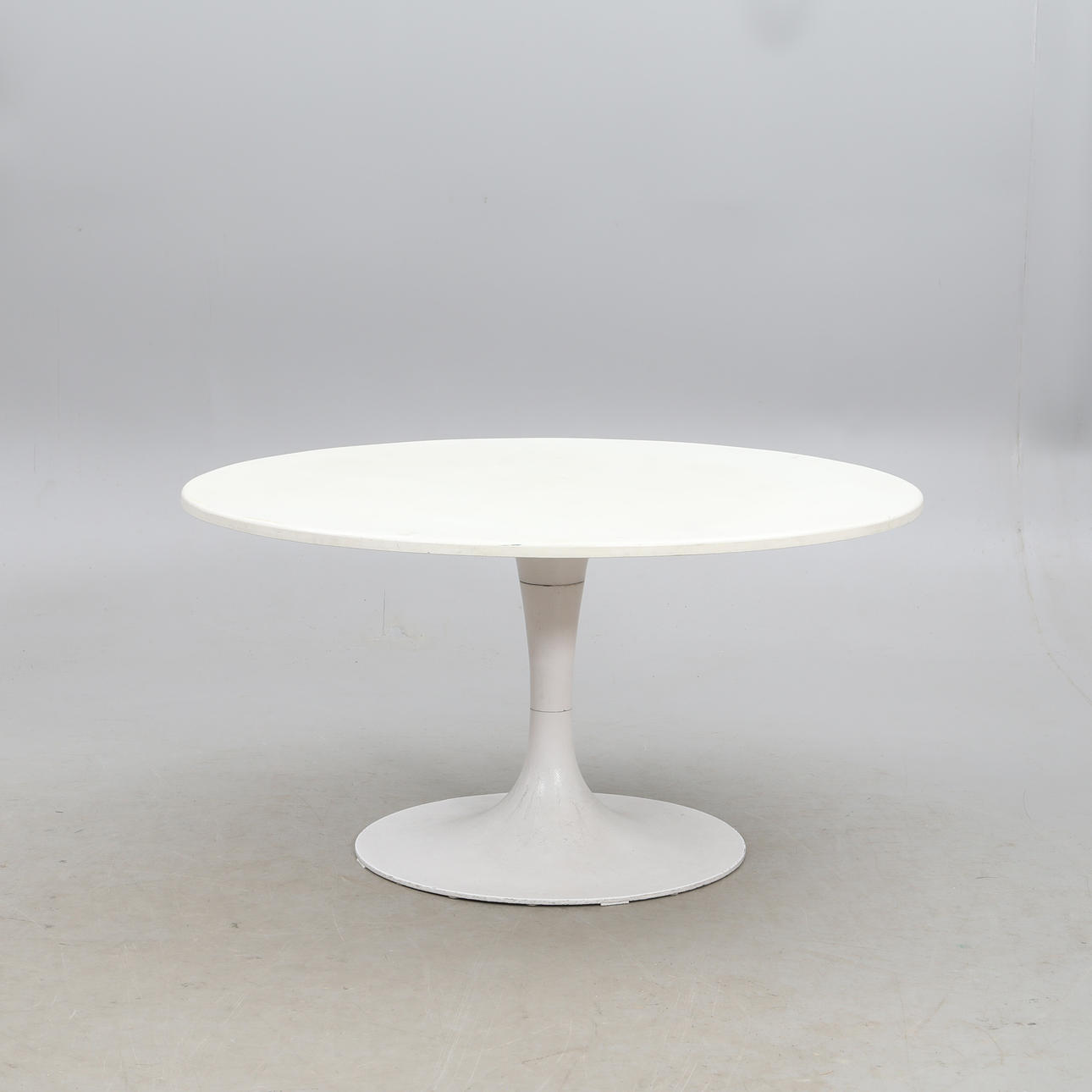 A plastic coffee table with label Graal, Tranås.