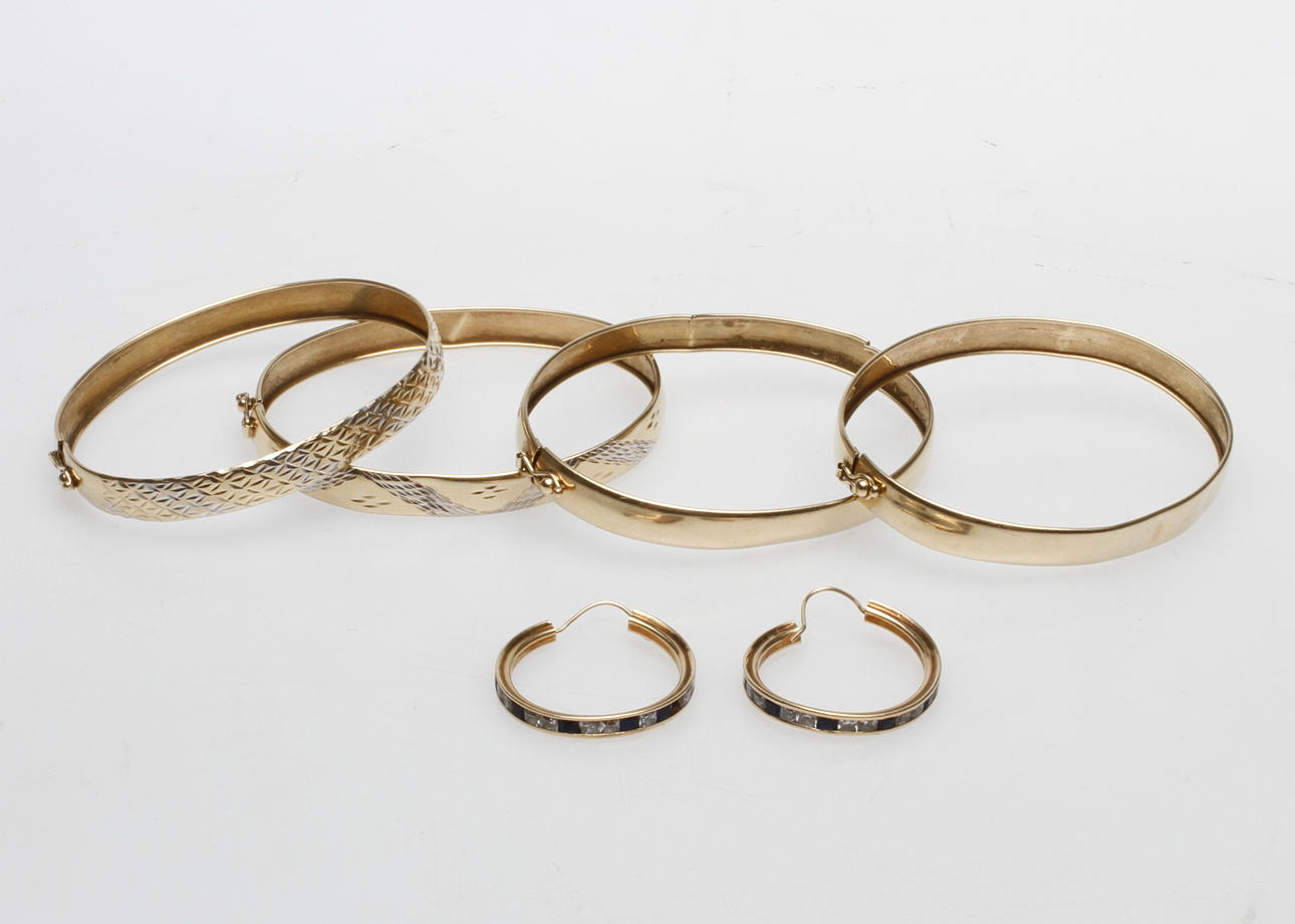 ARMRINGAR, 4 st samt ETT PAR ÖRHÄNGEN, 14k guld, vikt ca 27,5 gr.