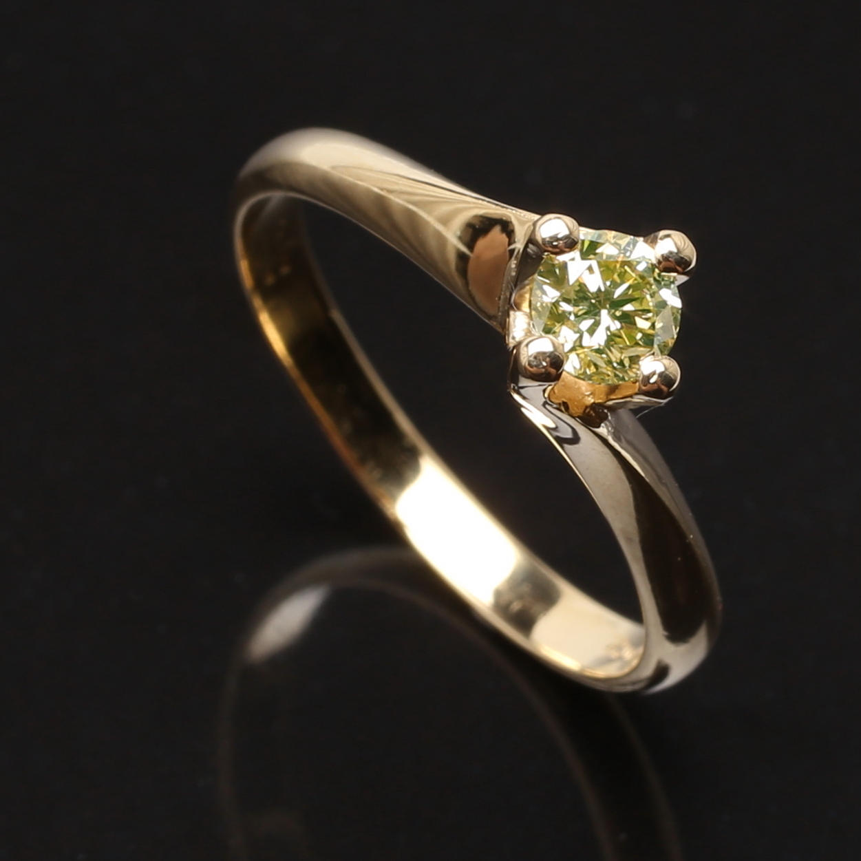RING 18K gulguld med solitär diamant, 0,33 ct.