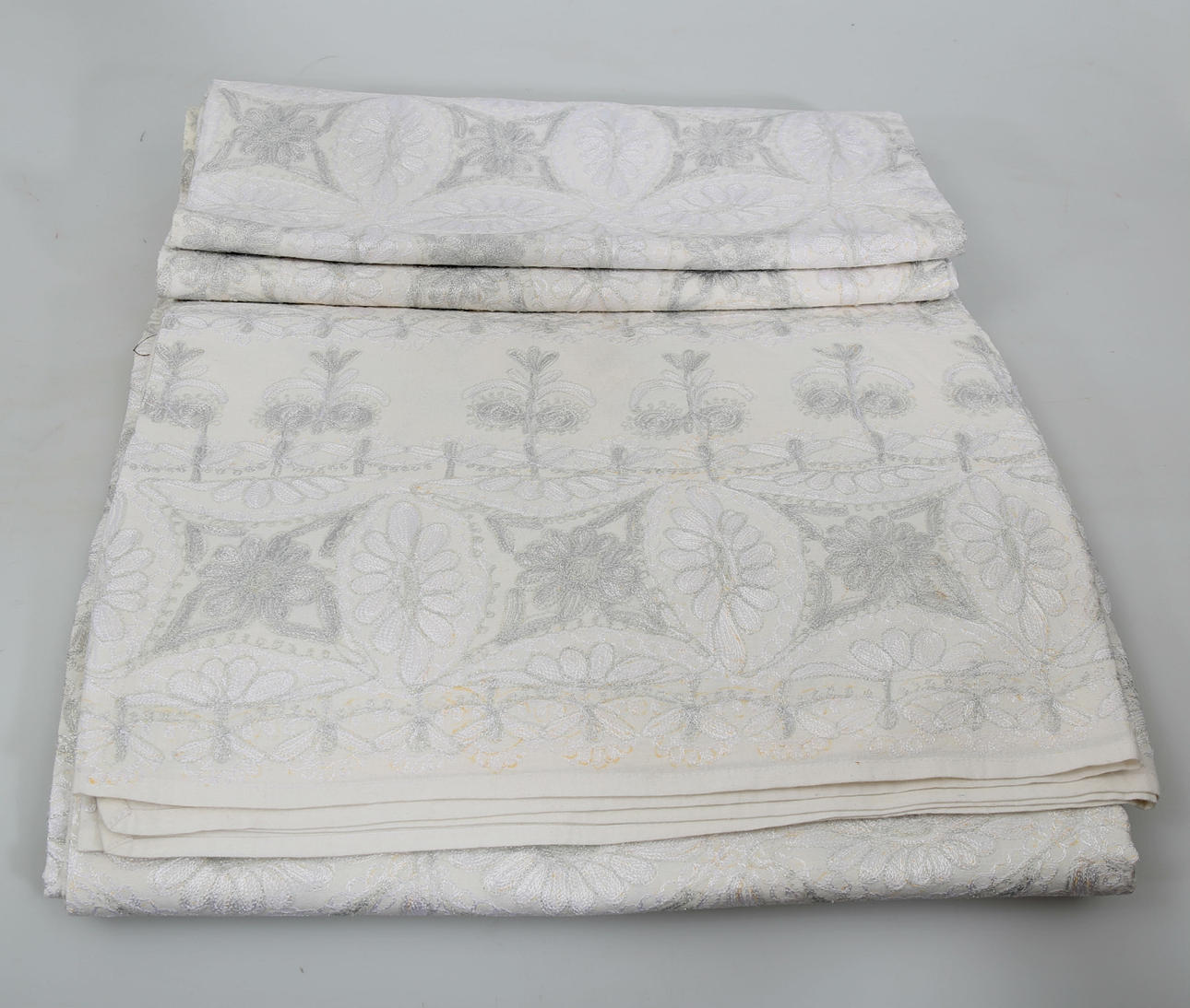 BRÖLLOPSDUK OCH SERVIETTER, bomull och broderier, 19 delar, Syrien, 2000-tal.