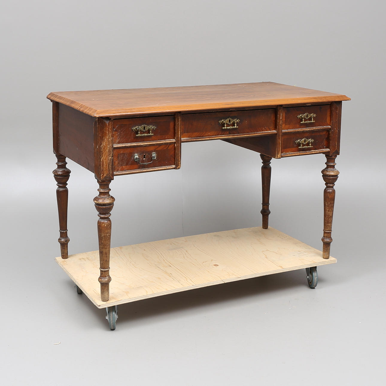 SKRIVBORD, nyrenässans, 1900-talets första hälft.