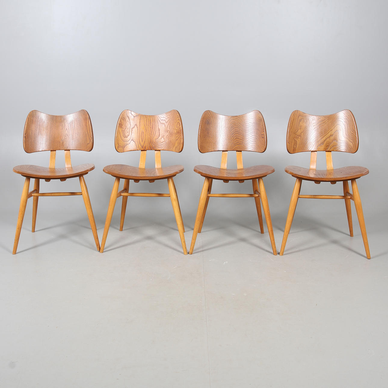 ERCOL - EN UPPSÄTTNING AV FYRA VINTAGE ALM- OCH BOKFJÄRILSSTOLAR ...