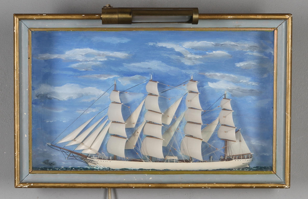 MODELLSKEPP, halvmodell i glasat diorama, otydlig signatur samt datering 10/6 -49.