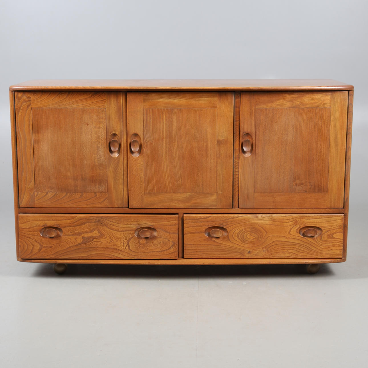 ERCOL - A VINTAGE ELM WINDSOR SIDEBOARD, MODEL 468.