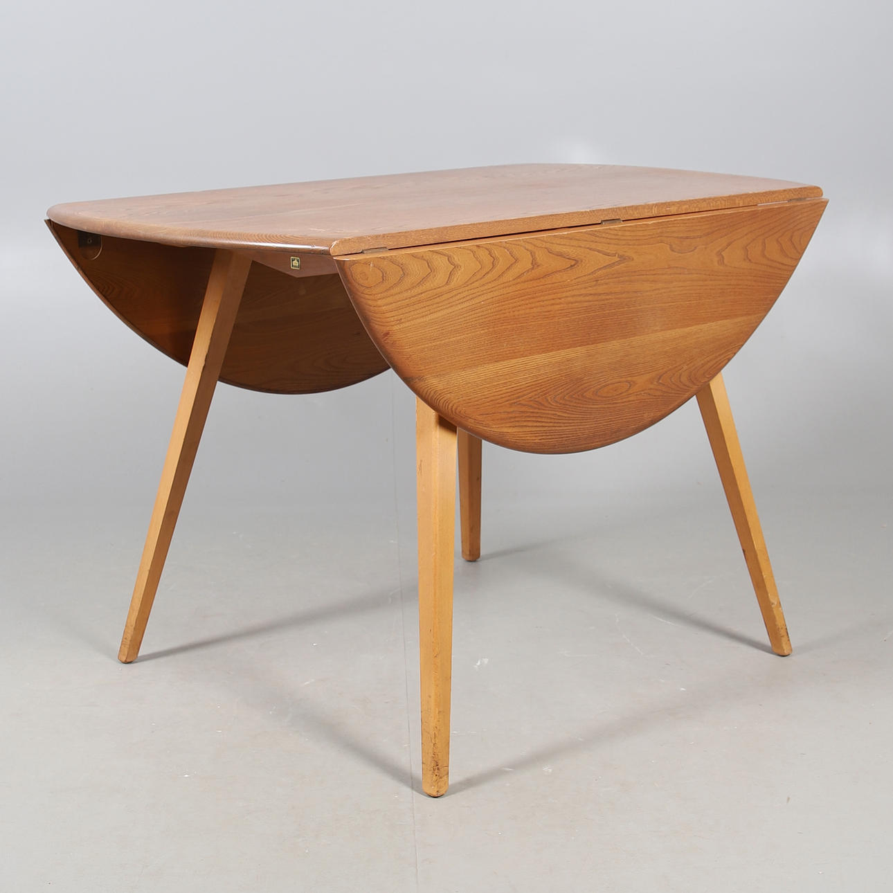 ERCOL - A VINTAGE ELM AND BEECH DROP LEAF TABLE, MODEL 384.