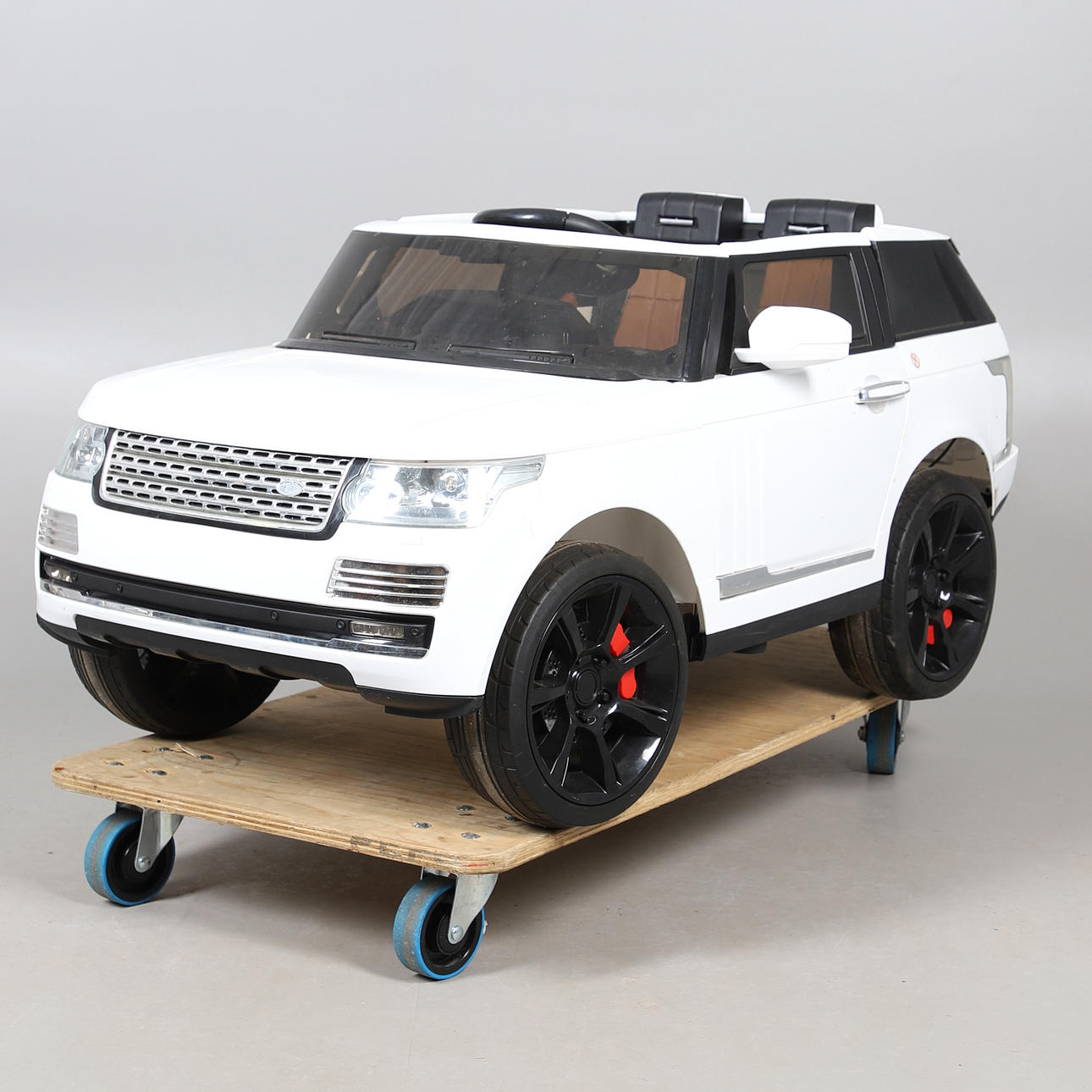 A CHILDS BATTERY DRIVEN TOY RANGE ROVER. Toys - Model cars - Auctionet