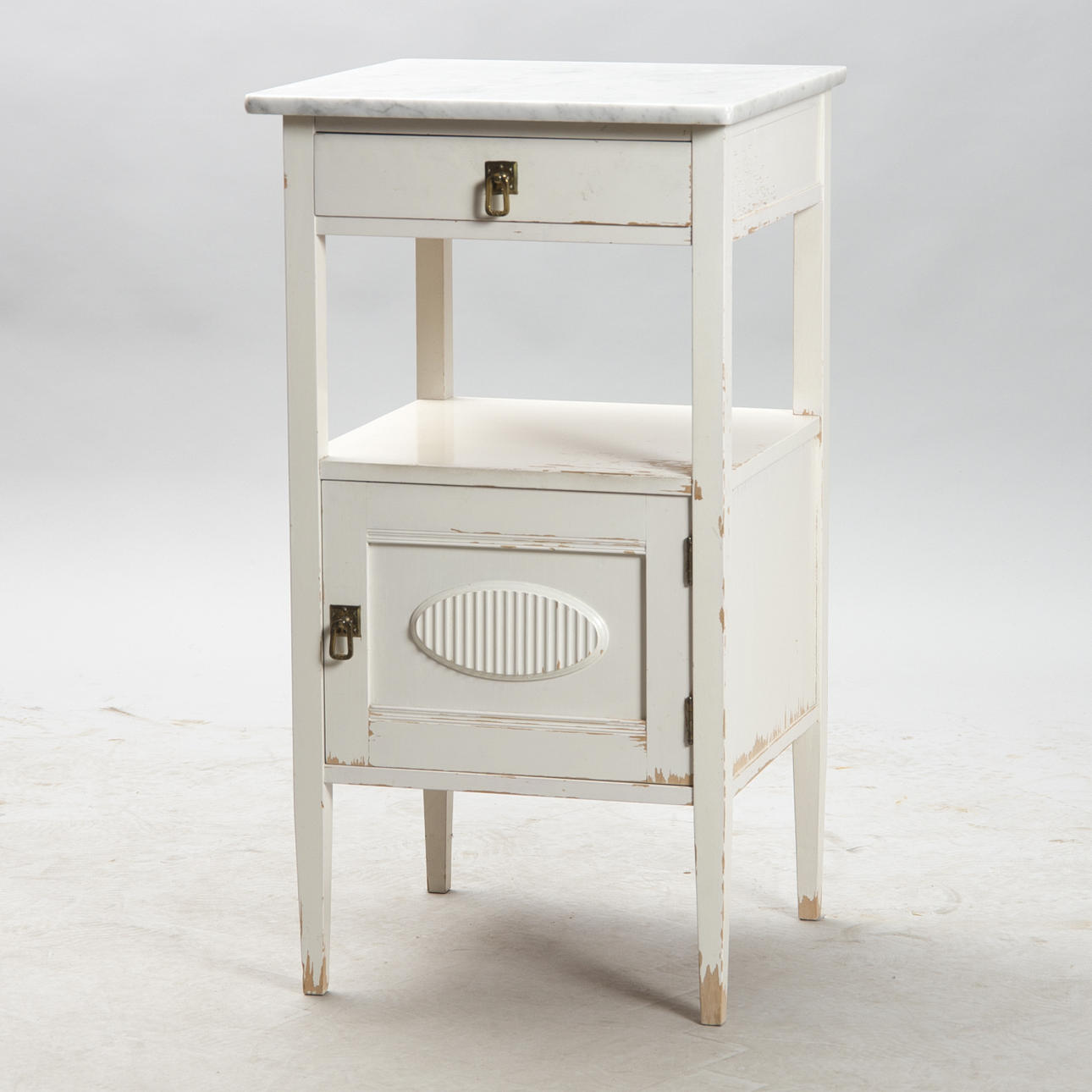 NATTDUKSBORD, vitmålat med marmorskiva, 1900-talets första hälft.