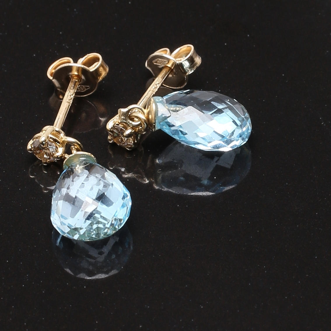 ÖRHÄNGEN, ett par, 14K gulguld, 2 diamanter 0.20 ct. och 2 blå topaser.