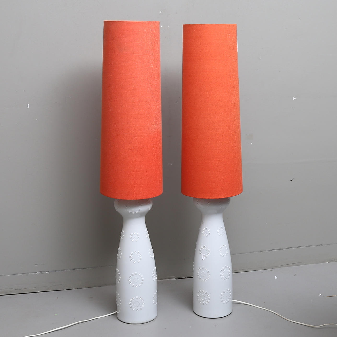 GOLVLAMPOR, ett par, porslin. Wallendorf, Tyskland. 1900-talets andra hälft.