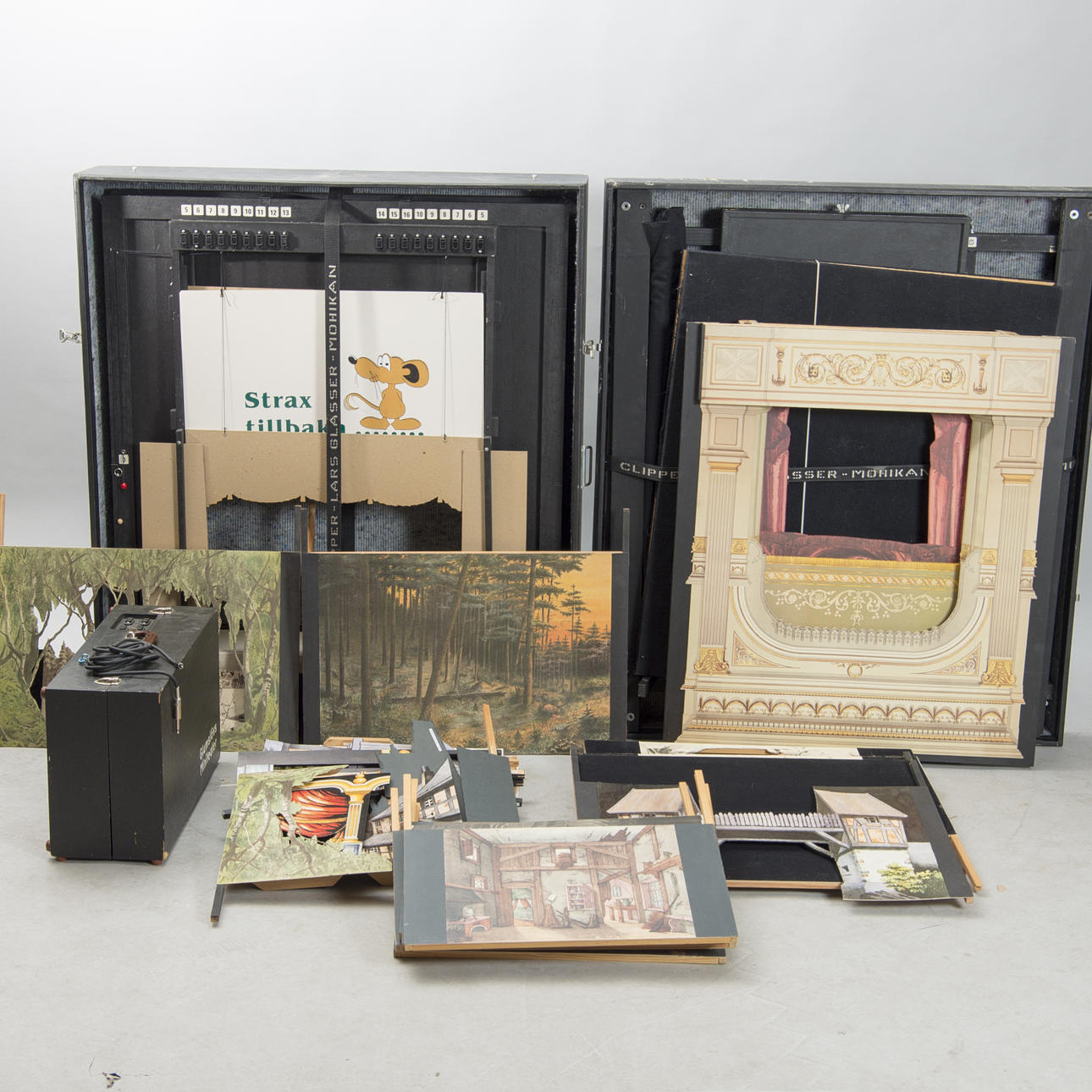 DOCKTEATER med kulisser och ljud- och ljusanläggning.