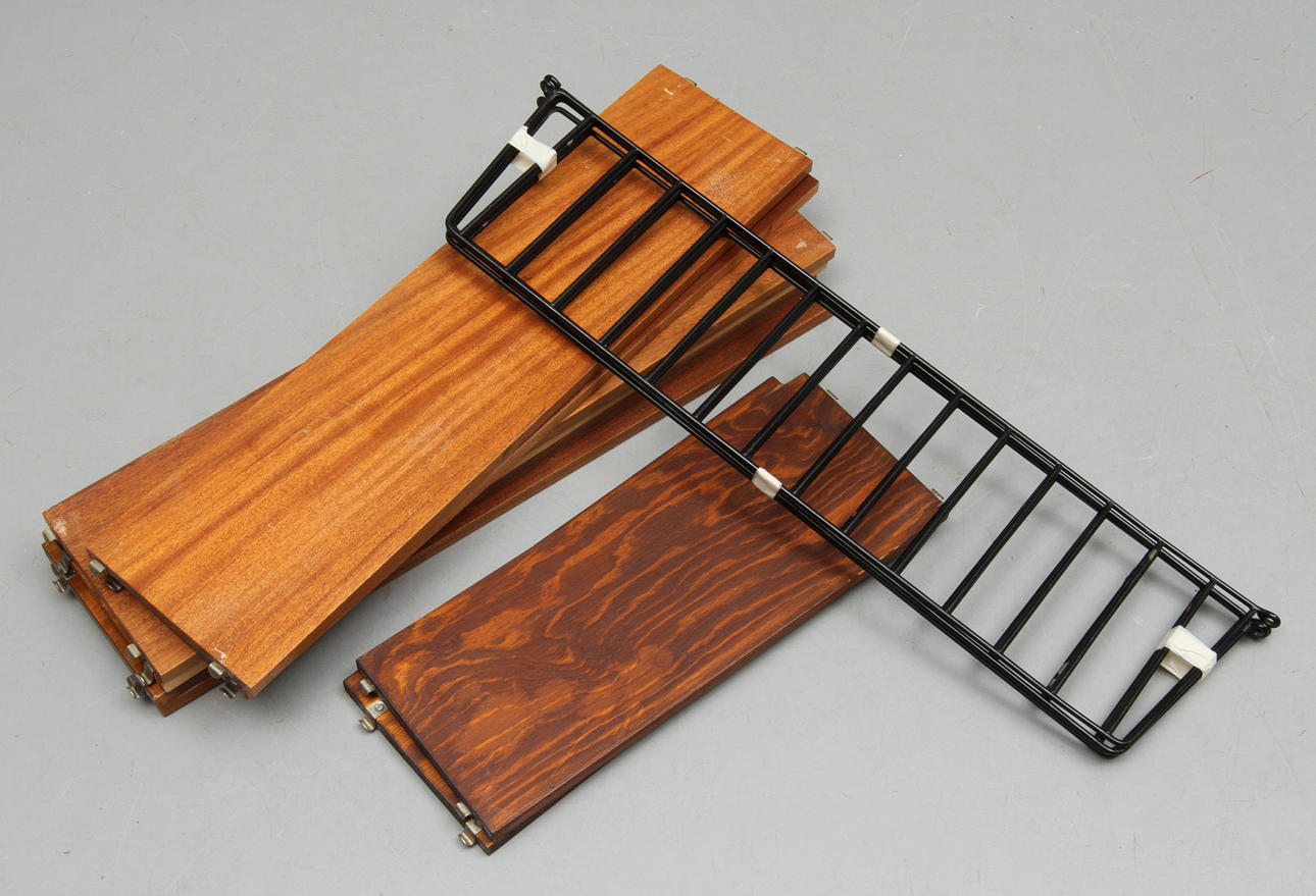 HYLLOR, Stringmodell, 2 par gavlar med totalt 6 + 2 hyllplan, 1950/60-tal.