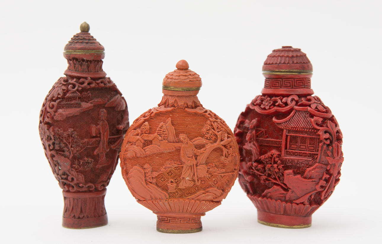 TRE SNUSFLASKOR röd lack, skårad och snidad, Kina, 20. århundrade.