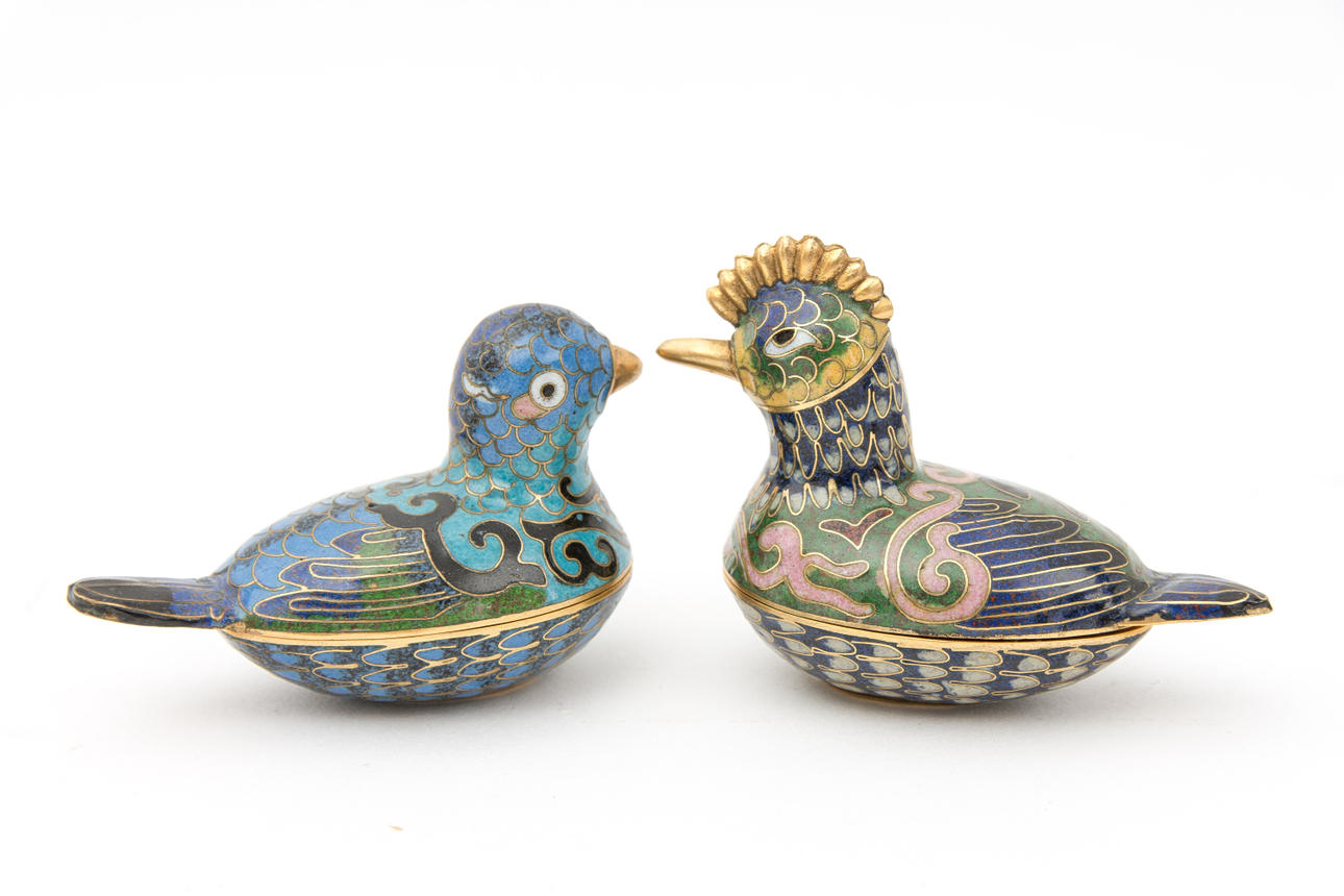 TVÅ FÅGELDOSER och foxglove cloisonné, troligen Kina, 20. århundrade.