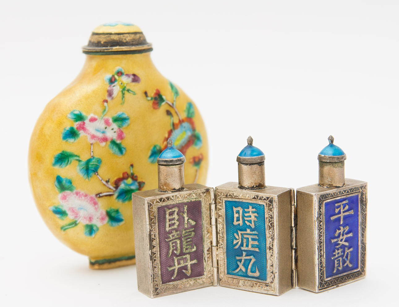 SNUSFLASKA och bönetabletter, emaljerade, troligen Kina/Tibet, 20. århundrade.