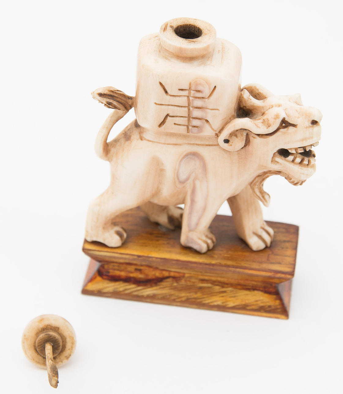 SNUSFLASKA ”Manneskraft”, sannolikt ben, troligen Kina, 1900-tal.