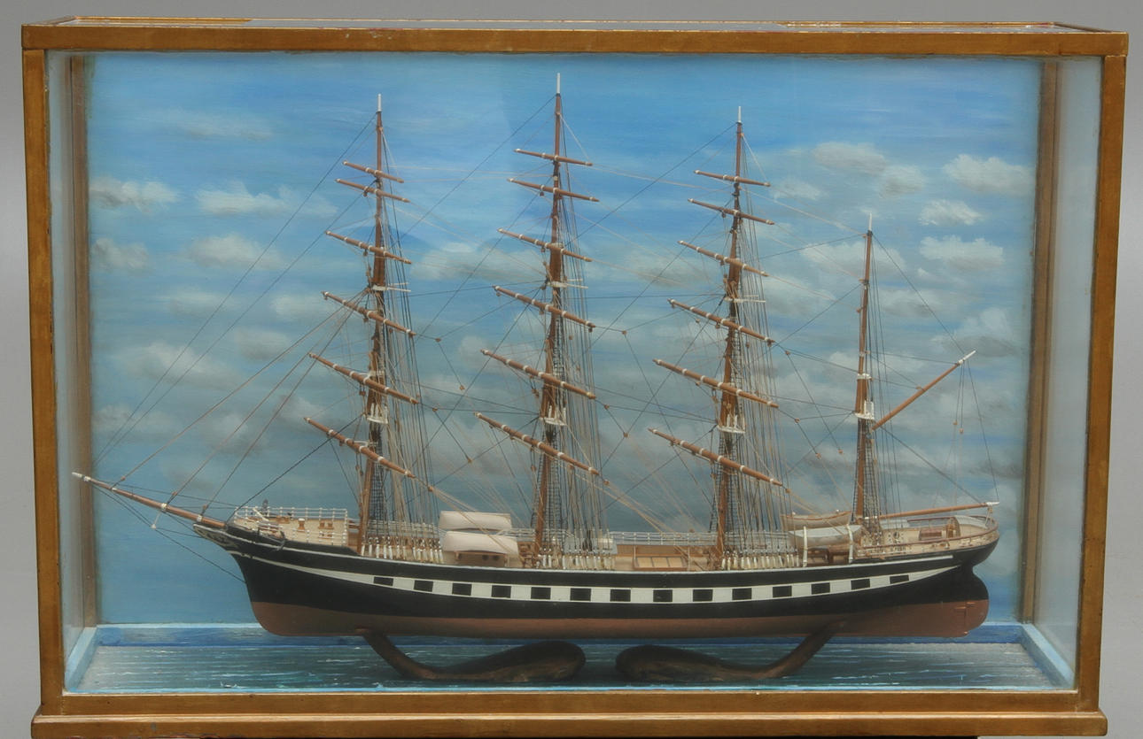 MODELLSKEPP, helmodell i glasat diorama.