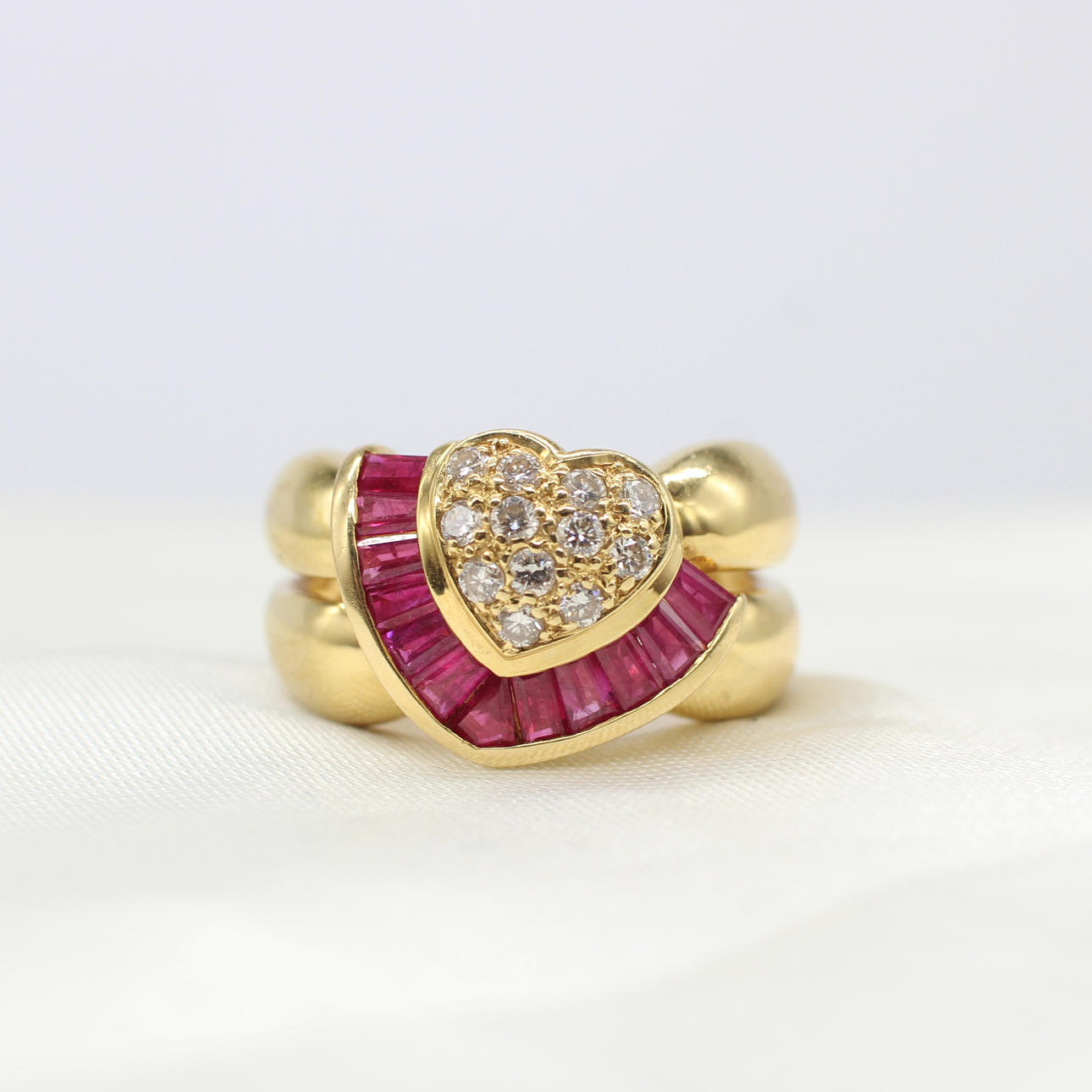 HEAVY 18K RUBY & DIAMOND RING. Jewellery & Gemstones - Rings - Auctionet