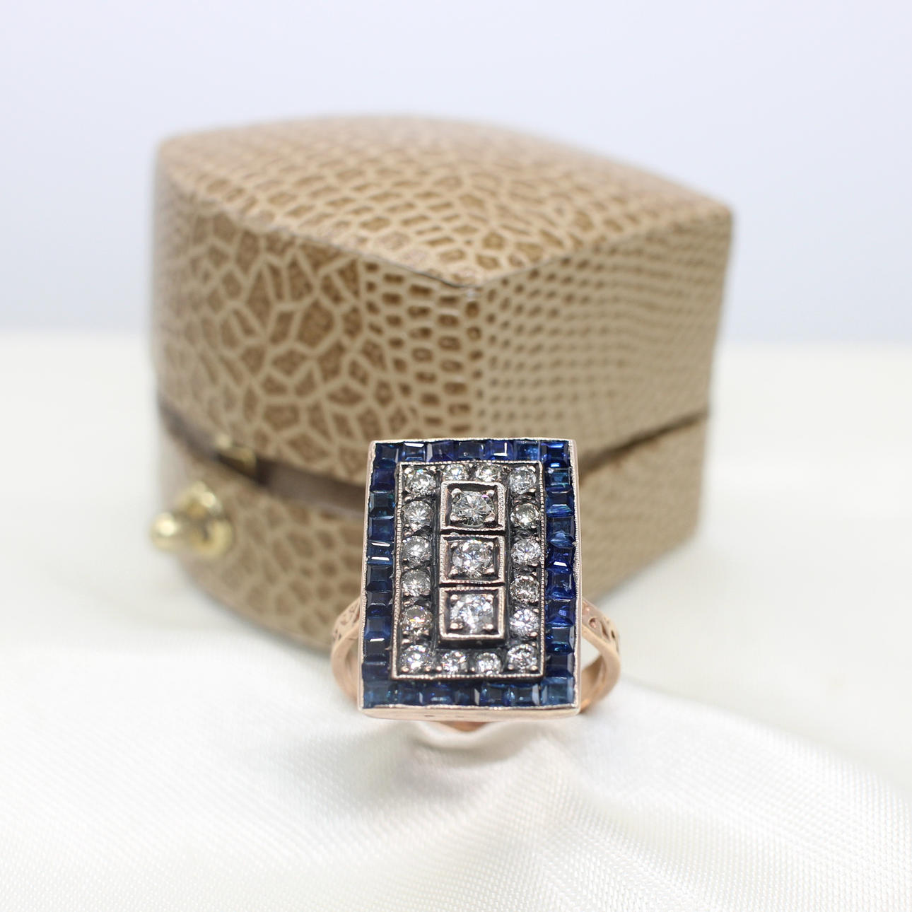 SAPPHIRE & DIAMOND PANEL RING.