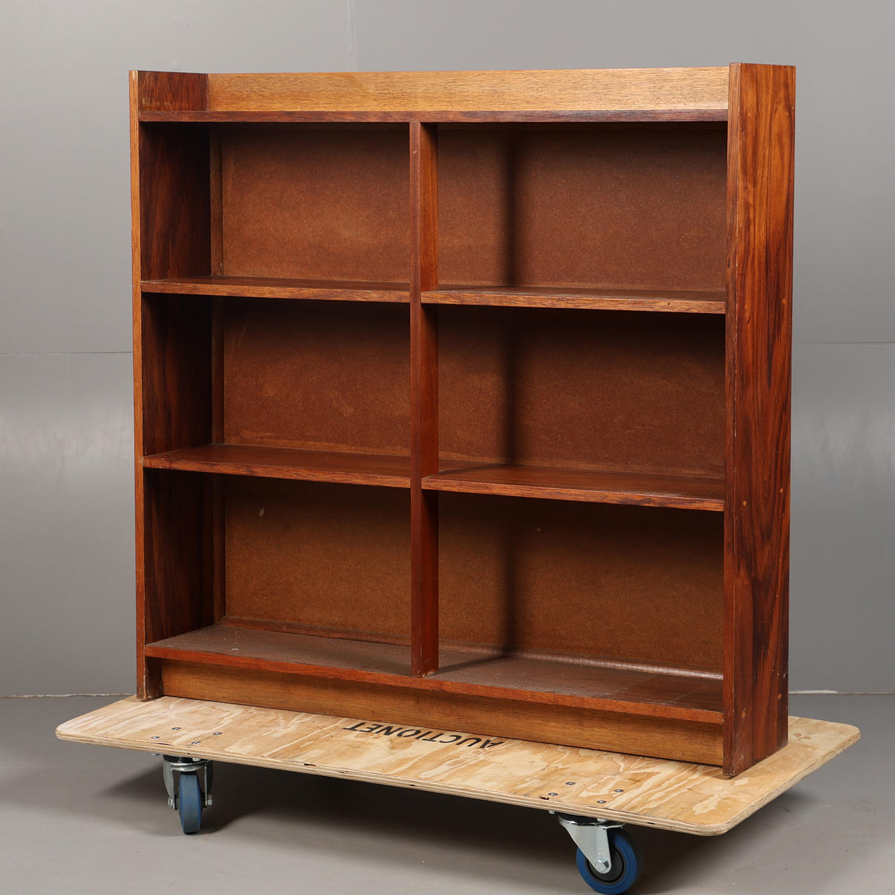A MID TO LATE 20TH CENTURY BOOKCASE.