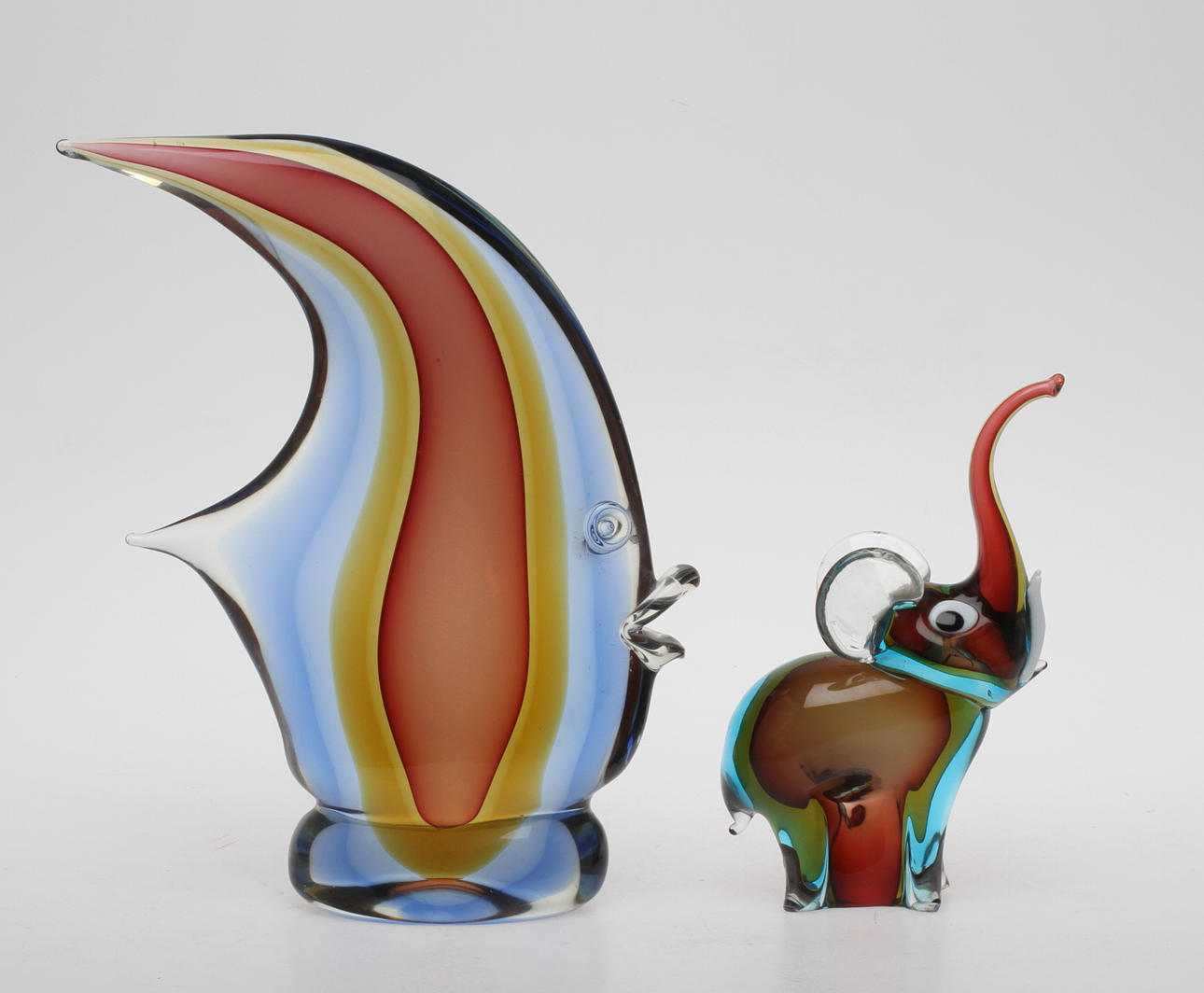 FIGURINER, 2 st, glas, Elefant samt fisk, 1900-tal.