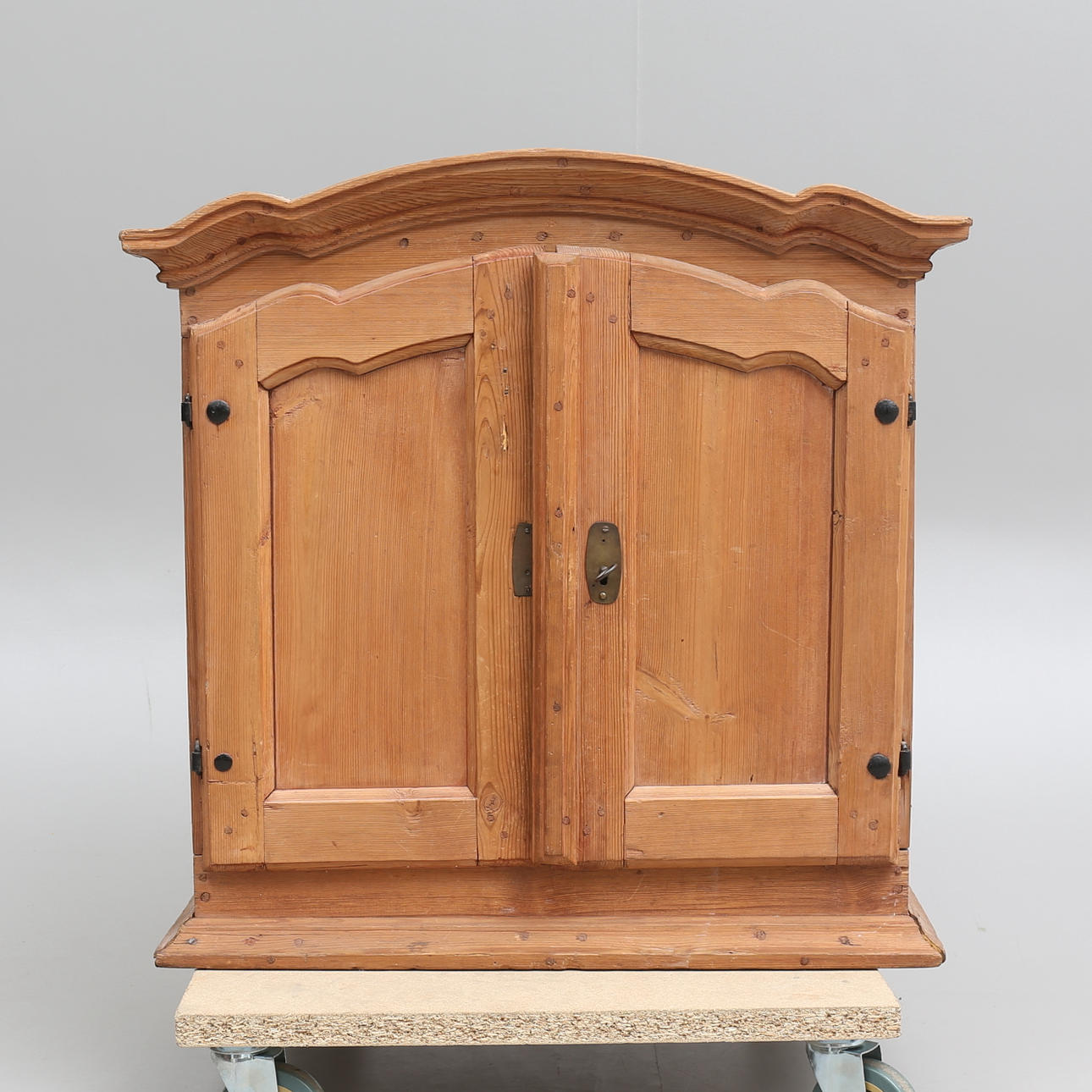 VÄGGSKÅP, allmoge, 1800-tal.