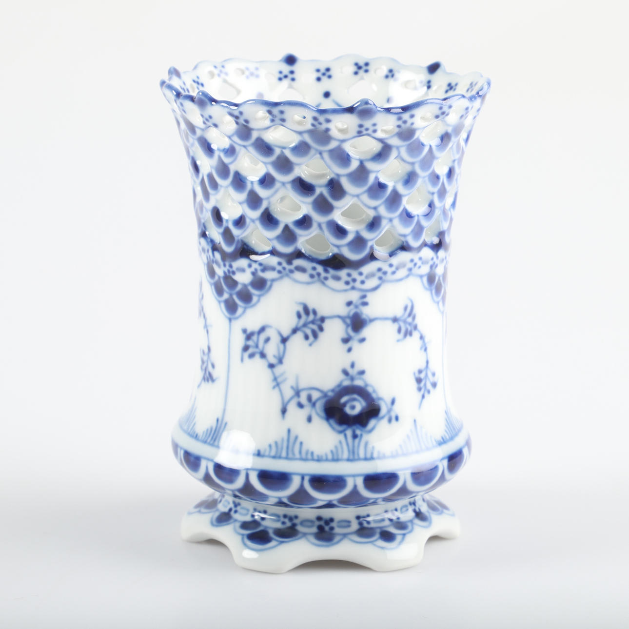 VAS, "Musselmalet", porslin, Royal Copenhagen, Danmark.