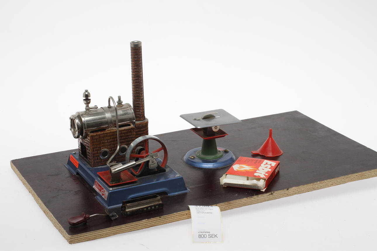 ÅNGMASKIN WILESCO med såg och värmetabletter.