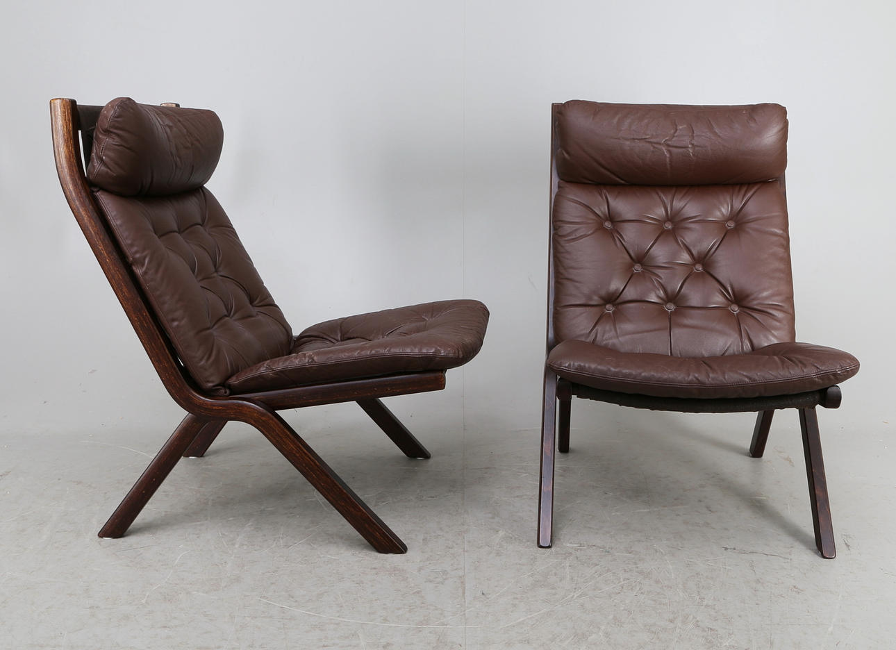 FÅTÖLJER, 1 par, skinn och ädelträ, 1900-talets senare del.