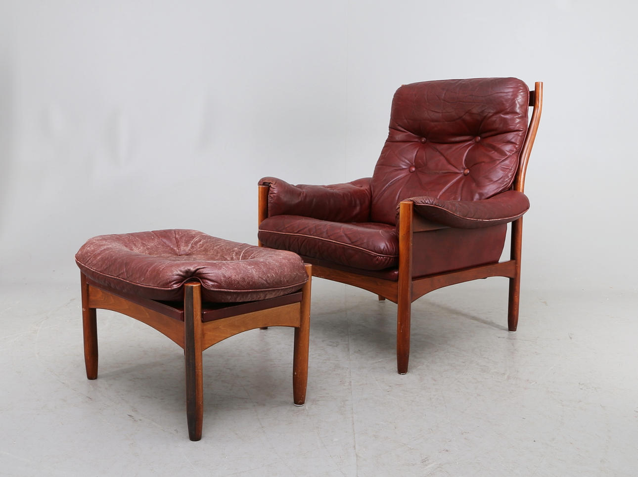 FÅTÖLJ samt PALL, skinn, Göte Möbler, Nässjö, 1900-talets senare del.