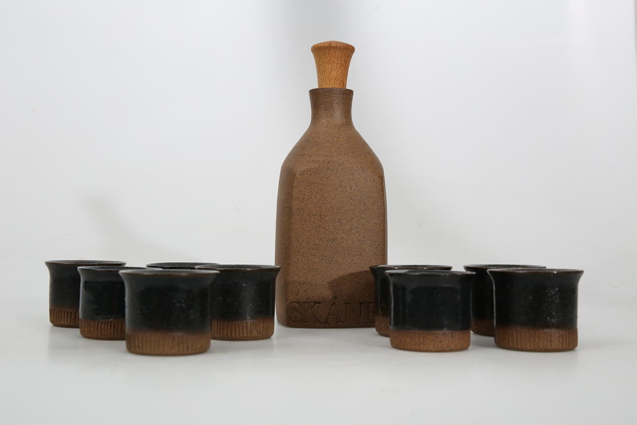 SIGNE PERSSON MELIN. Brännvinskaraff och muggar, stengods, 10 delar, signerade S. P. M.