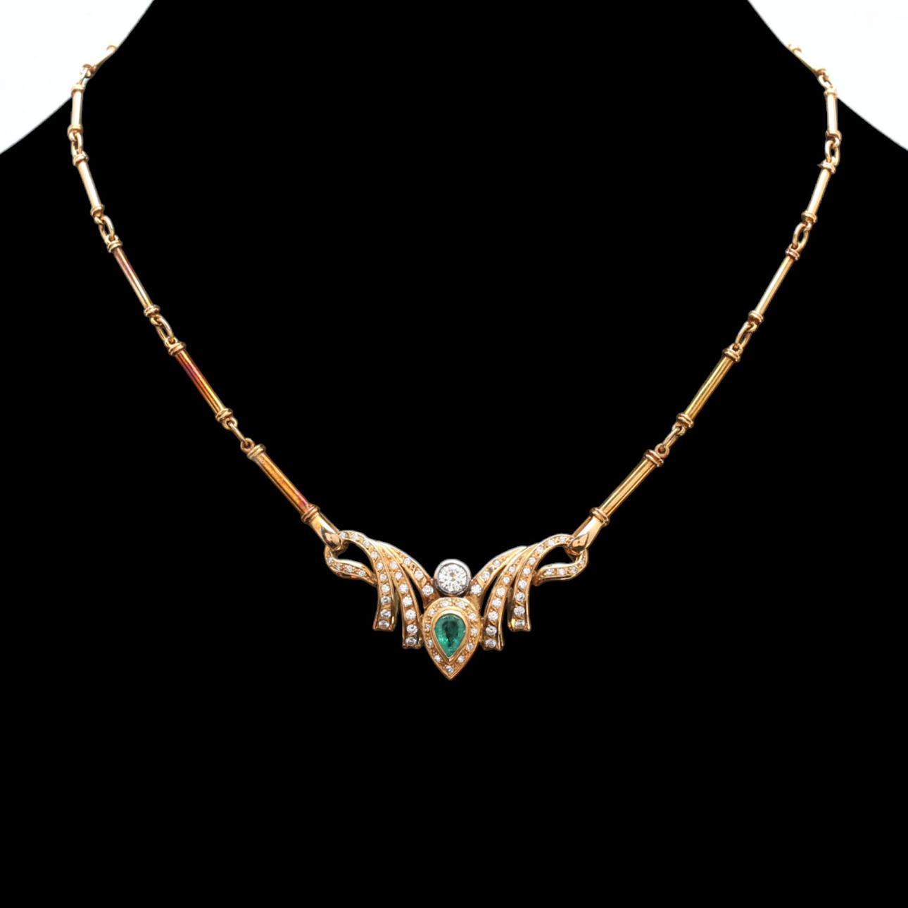 Emerald and diamonds choker.