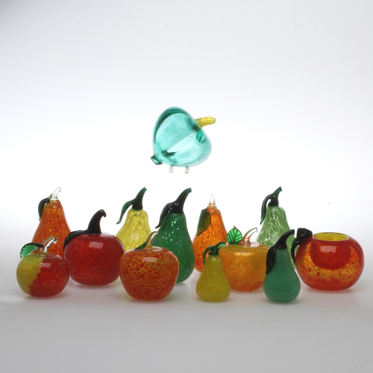 GLASFRUKTER, 13 st, bl a Gunnel Sahlin för Kosta Boda.