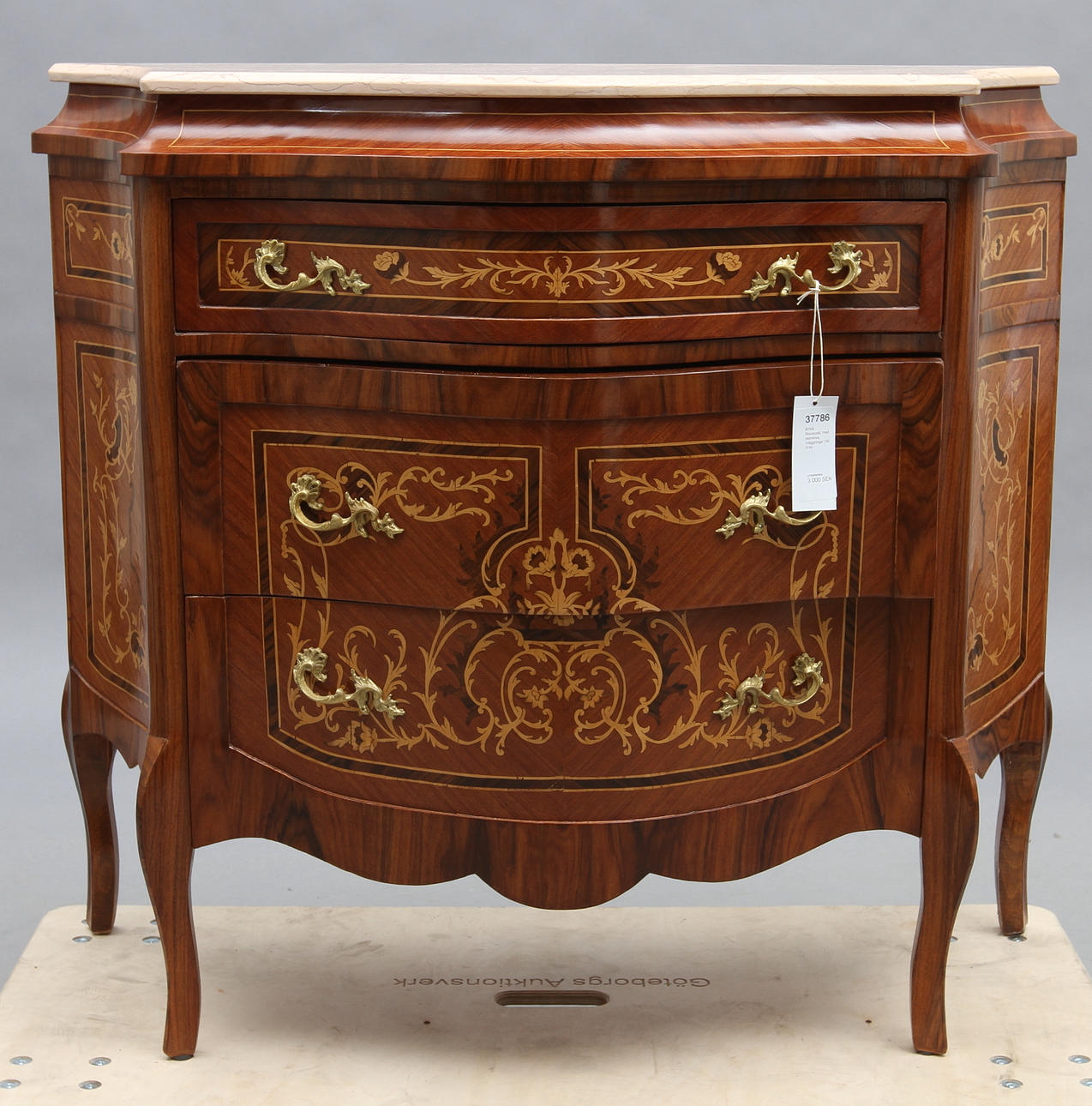 BYRÅ. Rokokostil, med stenskiva, inläggningar.1900-tal.