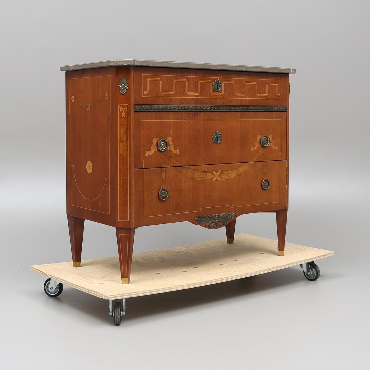 BYRÅ med stenskiva, gustaviansk stil, kopia efter Hultstén, 1800/1900-tal.