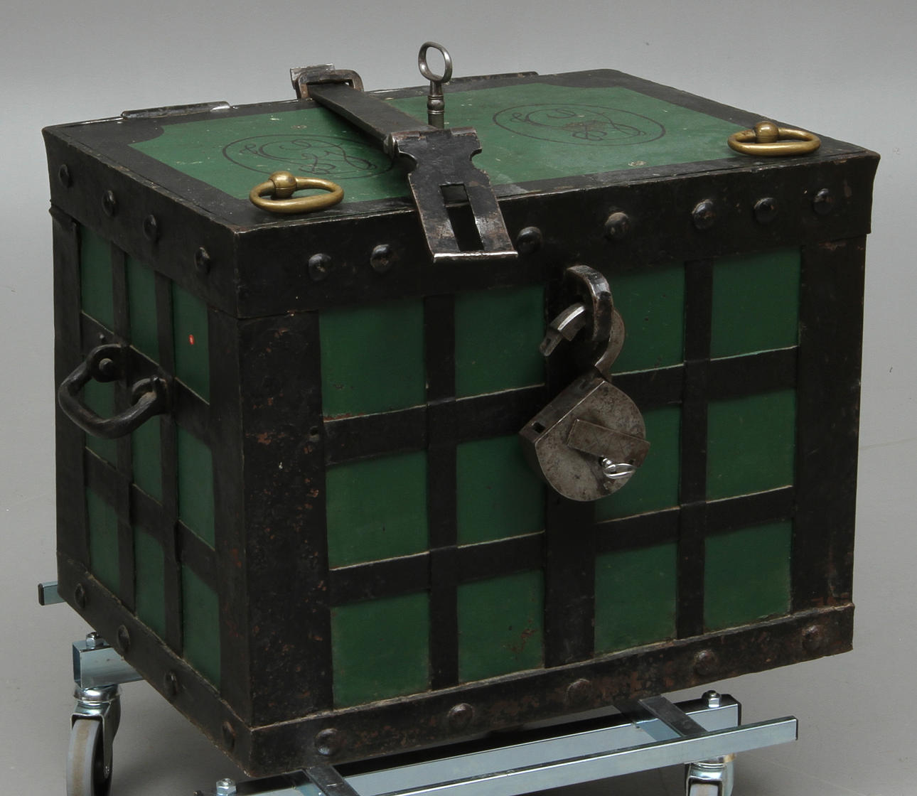 KASSAKISTA med hänglås, 1800-tal.