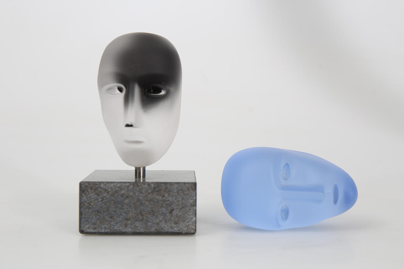 SKULPTURER, glas, 2 stycken, Bertil Vallien, signerade, Kosta Boda.