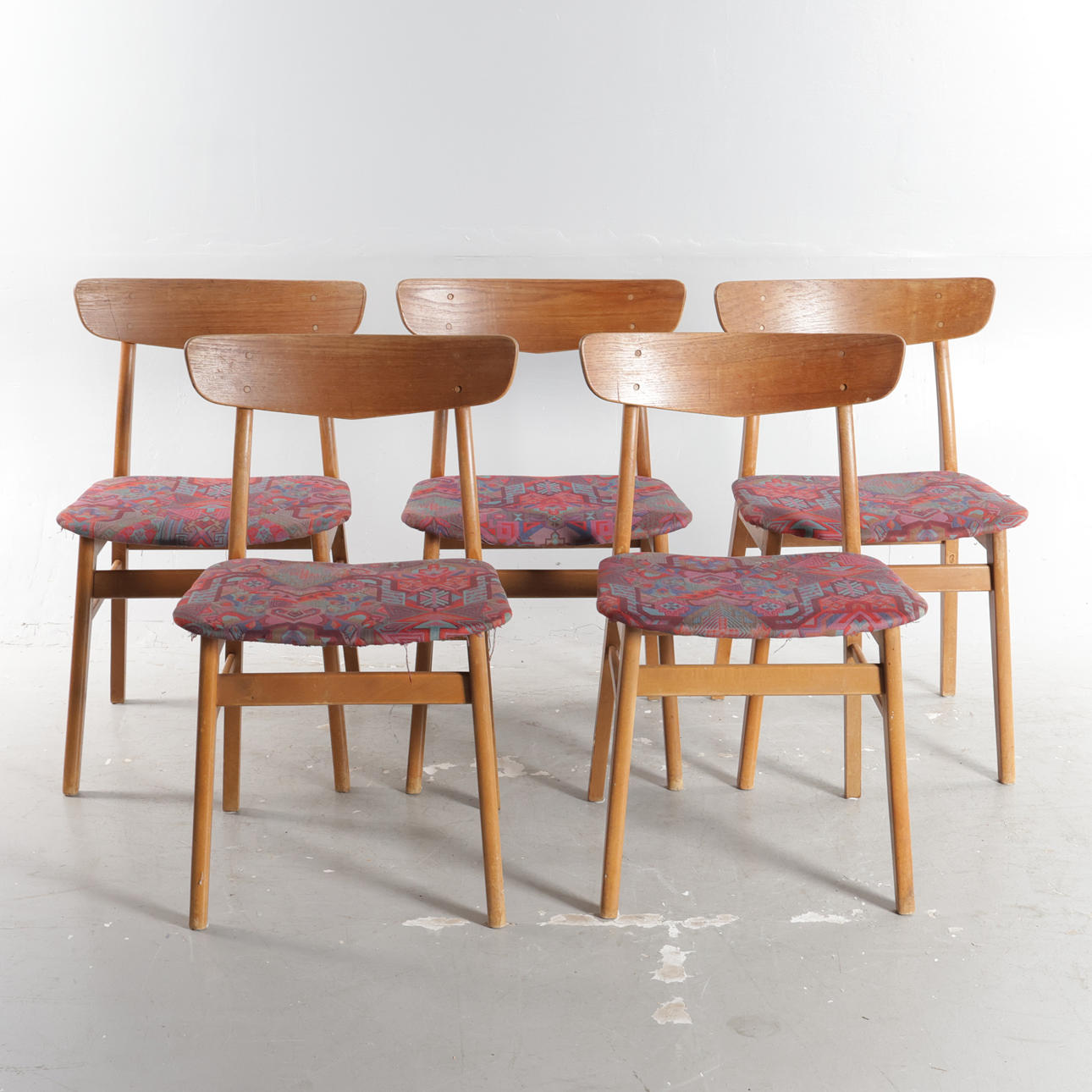 FARSTRUP MØBELFABRIK. Set on five chairs with teak cup, beech frame, seats upholstered with upholstery fabric. Manufactured at Farstrup Møbelfabrik. Denmark, 1960-70s (5).