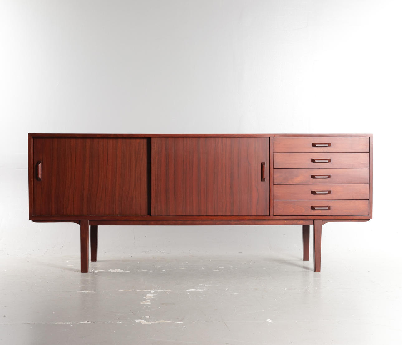 Make sideboard of teak, front with five drawers and two doors behind ...