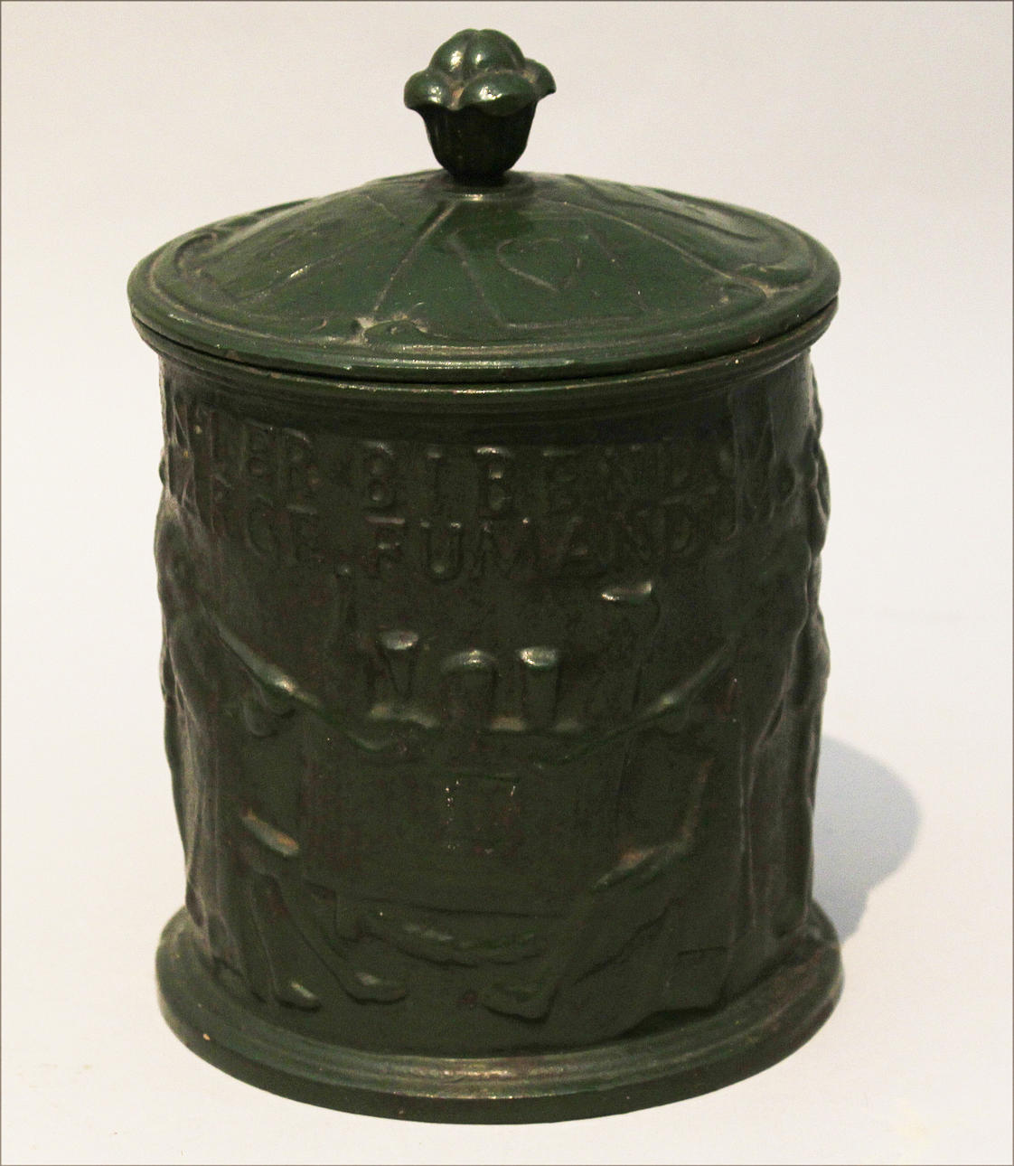 TOBAKSBURK med yttre- och innerlock i gjutjärn, 1900-tal.