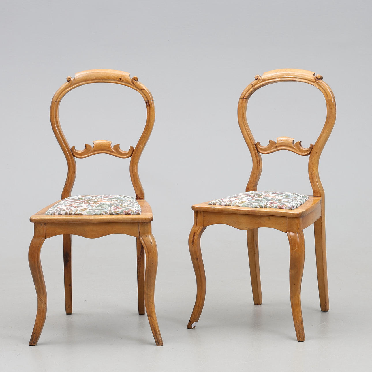 A pair of Rococo chairs, first half of the 20th century. Furniture ...